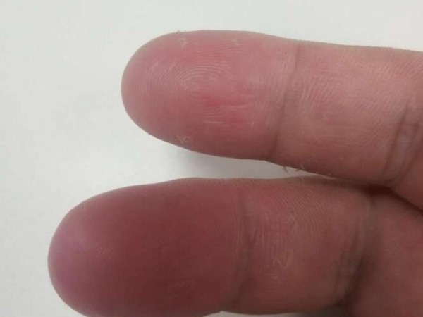 按了十多次指紋，終于打開了門，該換智能鎖了啊